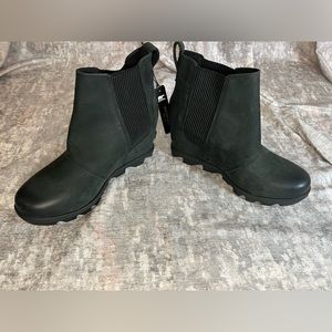 NWT Sorel Joan of Arctic Black Leather Wedge Chelsea Bootie Size 6